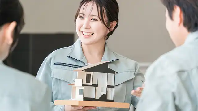 設計士が話しているイメージ